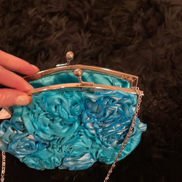 Silky bag with kiss lock closure, chain to wear on shoulder or clutch option. - Picture 4 of 8